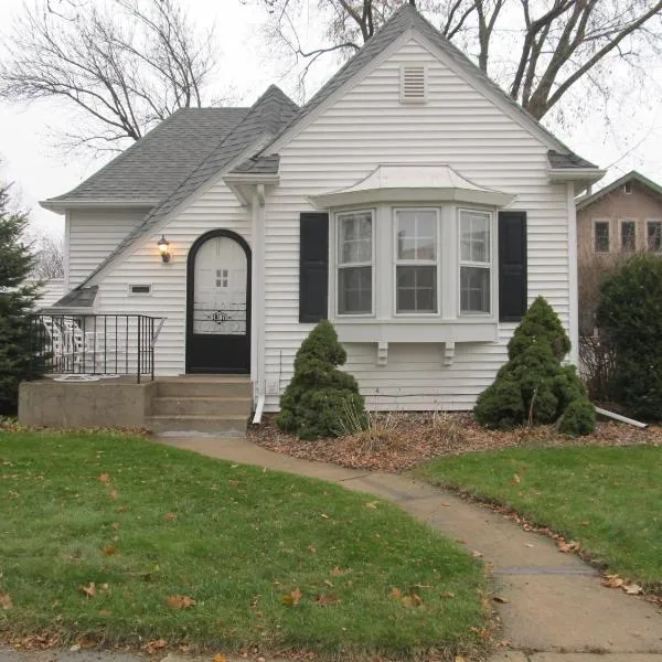 Covered By Faith Rentals -Storybook Home, hotel in Rochester