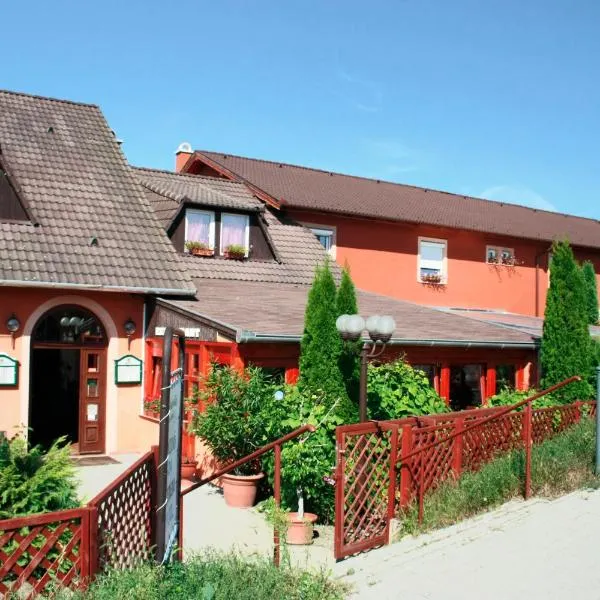 Vasmacska Panzió, hotel in Ács