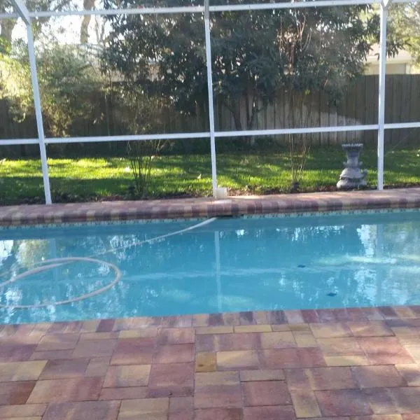 Modern Pool Home, hotel v destinaci Spring Hill