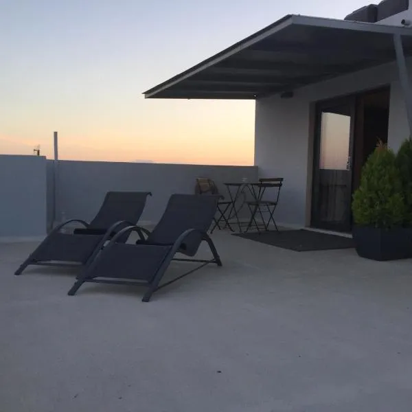 Stylish Seaview Rooftop, hotel v Soluni