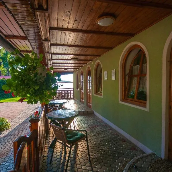 Apartmány pri zámočku, hotel in Bešeňová