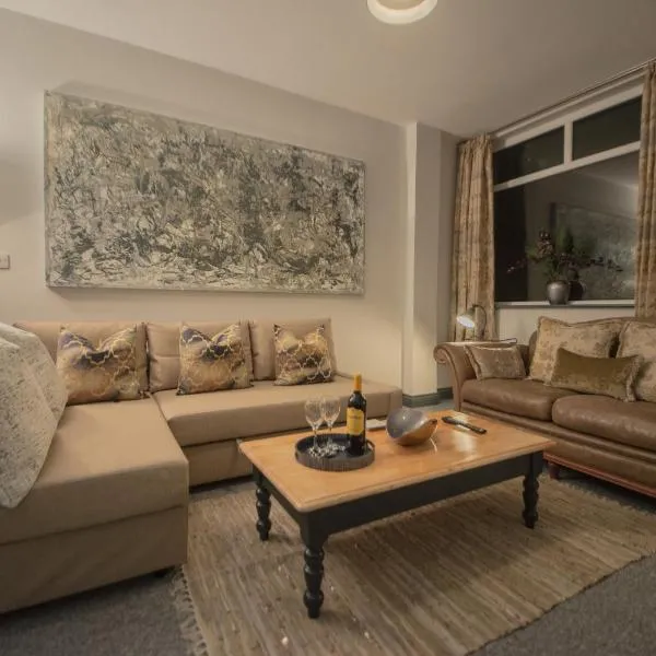 Dog Friendly Wirral House with Garden by Rework Accommodation, hotel u gradu 'Heswall'