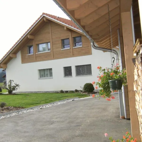 Appartement de vacances Niederer, hotel v destinaci La Côte-aux-Fées