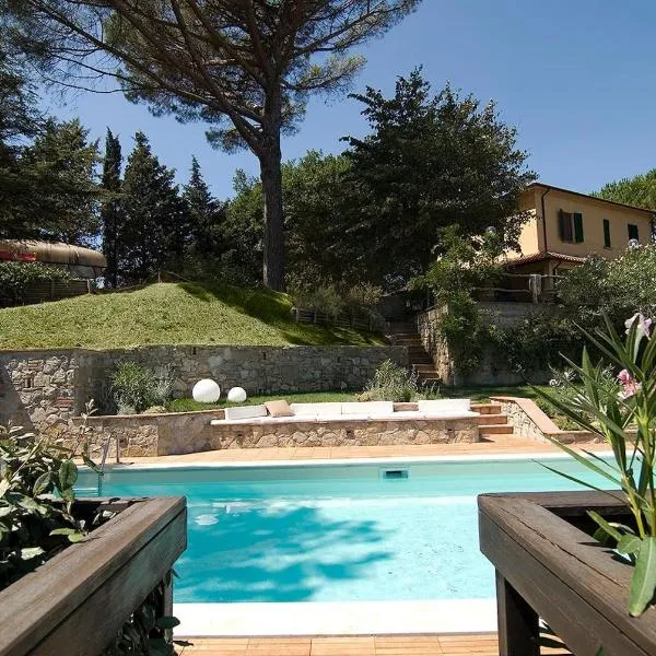 Stunning Country House overlooking Tuscany hills, hotel in Lorenzana