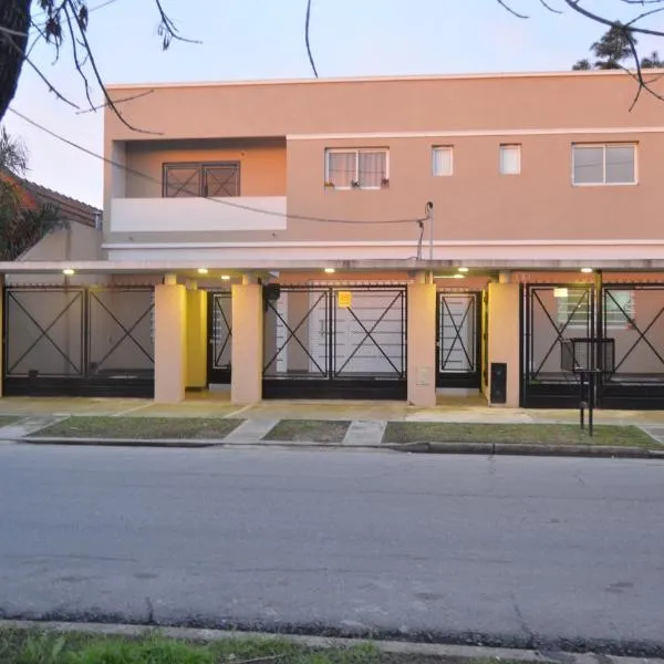 Mendoza Apartments Ezeiza Airport, מלון בLuis Guillón