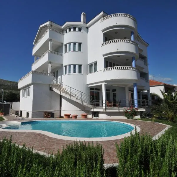 Apartments Villa Lida, hotel v Trogiri
