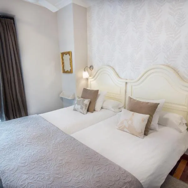 Cuatro Caminos Rooms, hotel v destinaci Torrelavega
