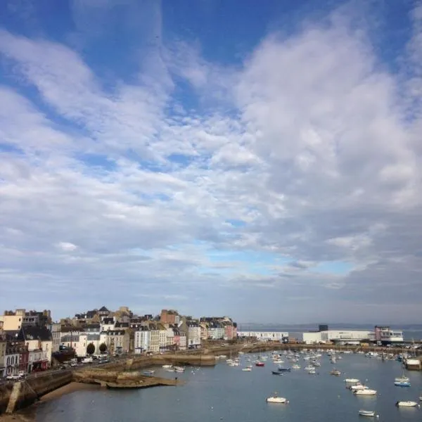 T2 Quartier du Rosmeur, hotel v destinaci Douarnenez