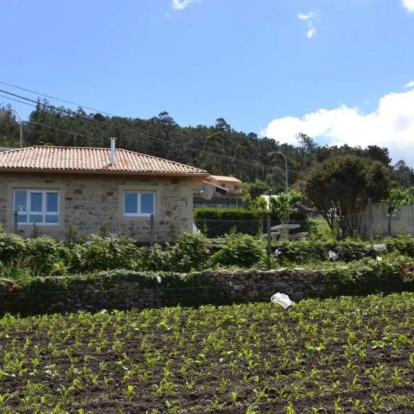 Casa de Piedra Playa de Estorde con vistas al mar, hotel i Cee