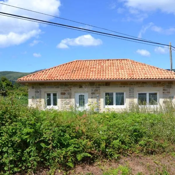 Beautiful holiday house in Galicia next to the "Camino de Santiago" and next to the beach، فندق في سي