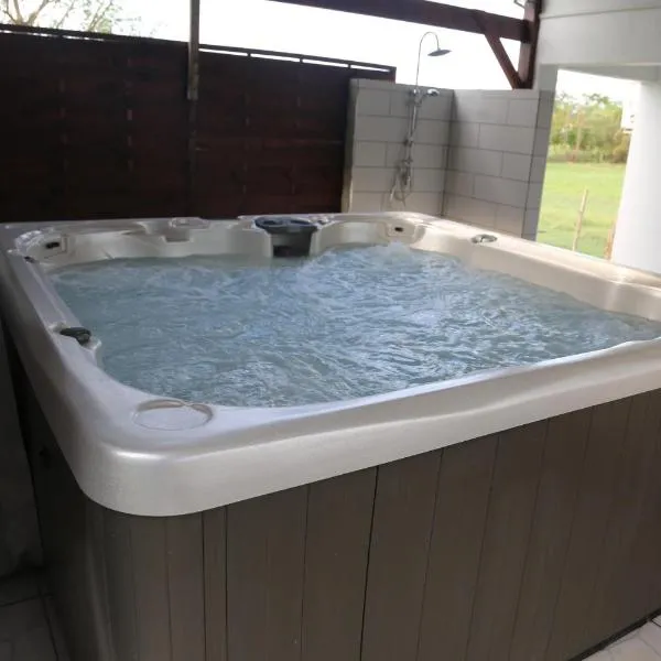 Joli bungalow avec jacuzzi chez Roberto, hotel v destinaci Petit-Canal