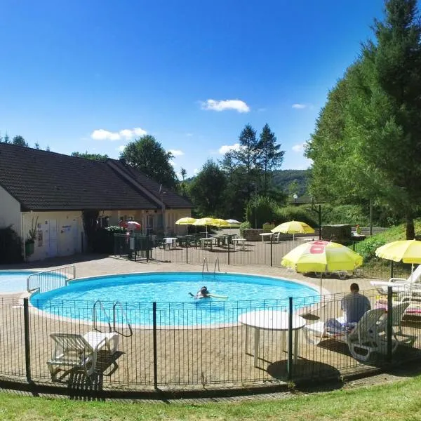 VVF Cantal Champs-sur-Tarentaine, hotel in Fouillat