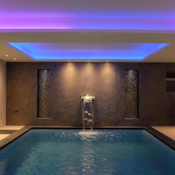 Les Criquets Hôtel & Spa, hotel v mestu Blanquefort