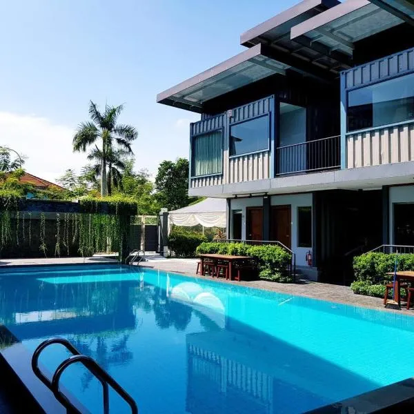Kluang Container Swimming Pool Hotel、クルアンのホテル