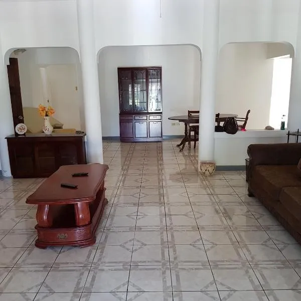 Jus4U-1 The Home Away From Home Villa, hotel v destinaci Ocho Rios