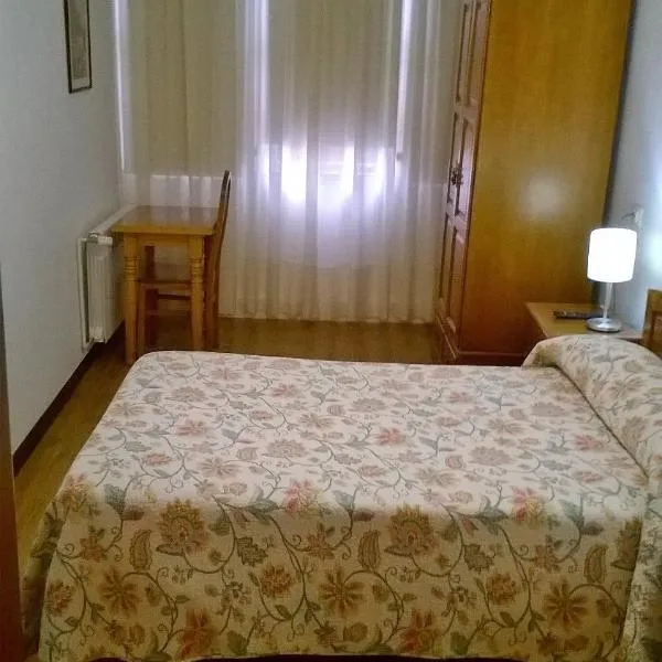 Hostal El Cairo, hotel v destinaci Ferrol