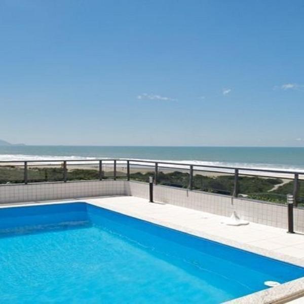 Linda cobertura frente mar com piscina privativa e pé na areia!