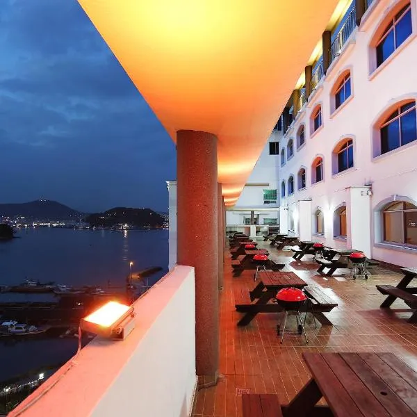 Tongyeong Bay Condo Hotel, hotel v destinaci Tchongjong
