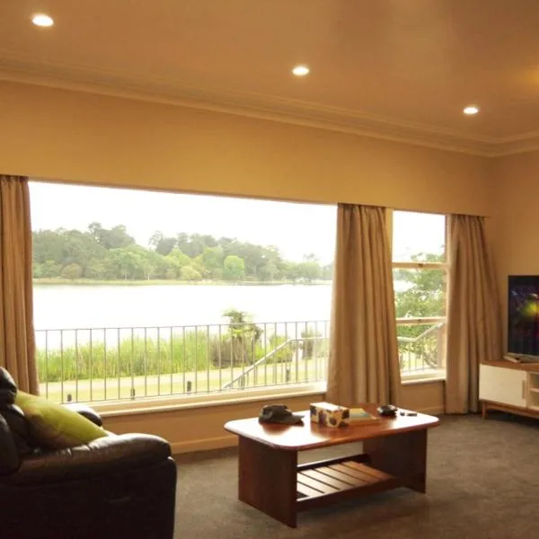 Lake Domain Boarding Holiday House, hotel a Rukuhia