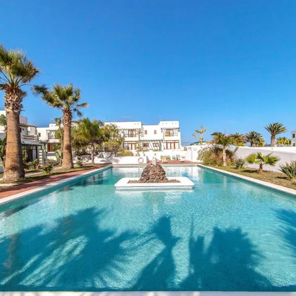 B13-Dúplex luminoso+ piscina a 150 m del mar, hotel v destinácii Charco del Palo