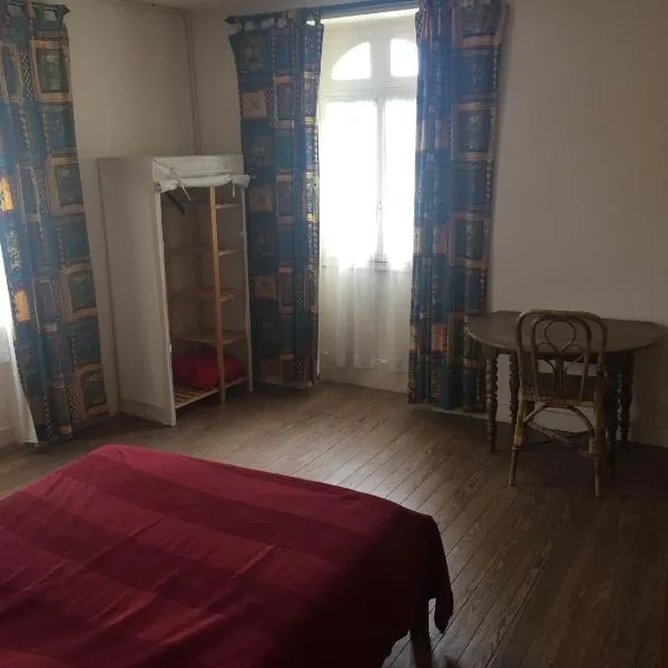 Gîte de la Tour – hotel w mieście Saint-Aubin-sur-Mer