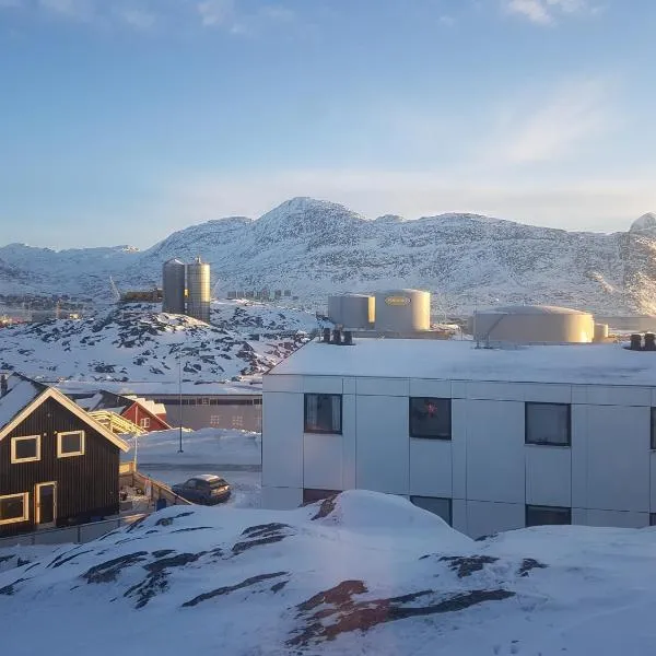 Vandrehuset 2 og 3, hotell i Nuuk