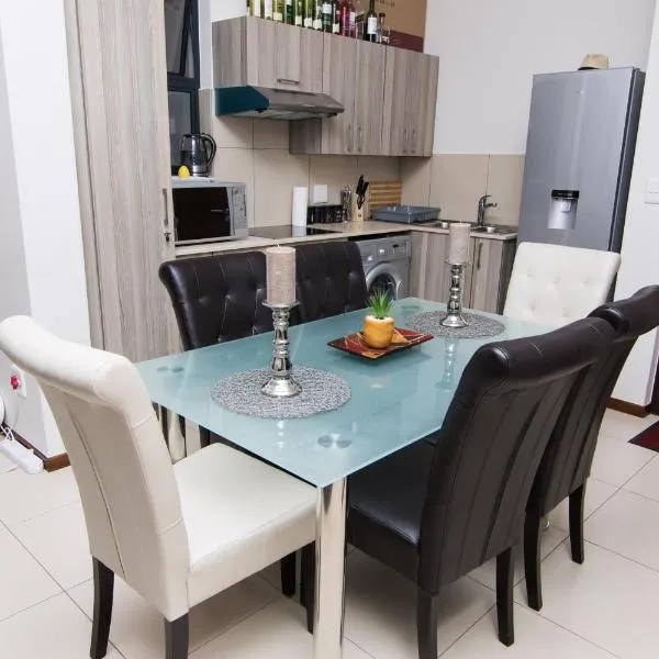 Luxury 2 Bedroom Lifestyle Apartment in Golf Estate, hotel v mestu Roodepoort