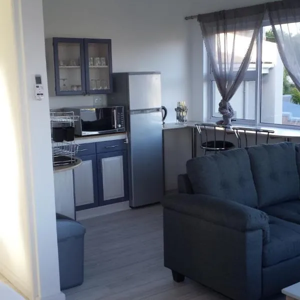 29 Carissa Street, hotel in Somerset West