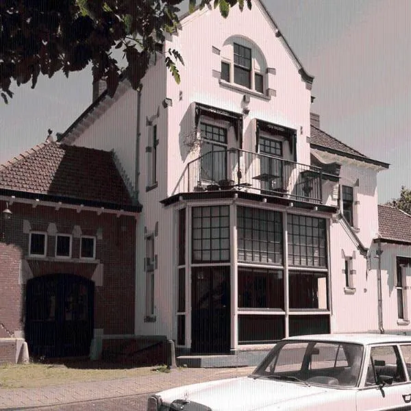 Het Spoorhuis Uithoorn โรงแรมในเอาทอร์น