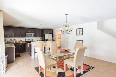 Modern 4 bedroom House with swimming pool, khách sạn ở Clearwater