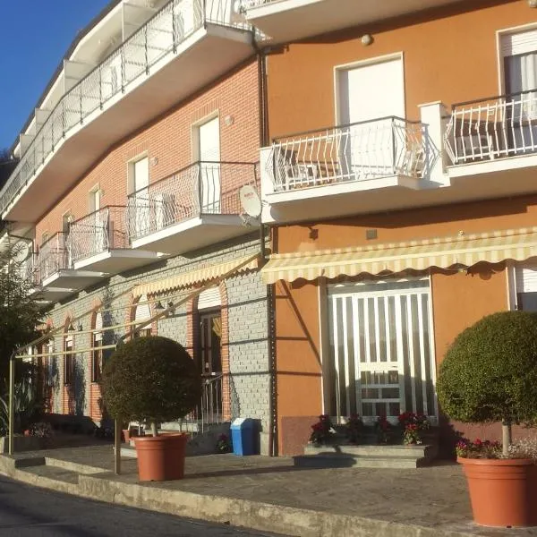 Albergo Al Sole ad AQUILA DI ARROSCIA IM a trenta chilometri dal mare, hotel in Onzo
