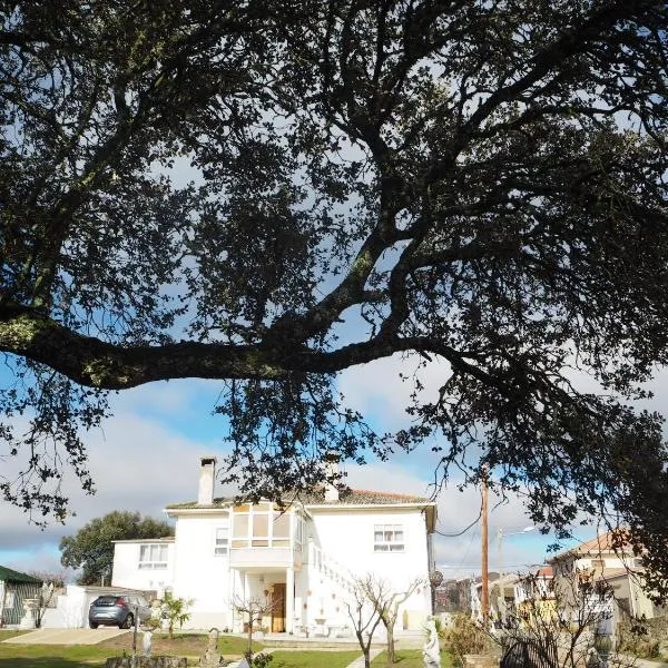 Villa Entre Encinas, hotel v destinaci Moralina