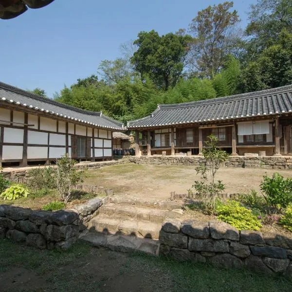 Jinrae Lee's Traditional House, готель у місті Kŭmma-ri