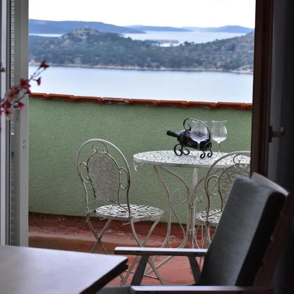 Moonshine apartment with magnificent view, Hotel in Šibenik