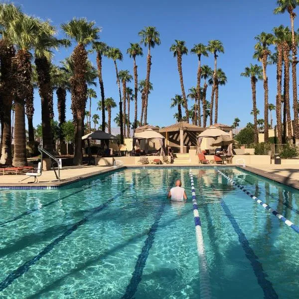 Palm Valley Country Club, Pickleball, Tennis, Gym, Clubhouse, Swimming Pools, Lux, Spac 2 Bdrms Den 2 Ba, hotel v destinaci Palm Desert