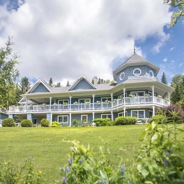 La Maison Bleue du Lac Wallace, hotel v destinaci Coaticook