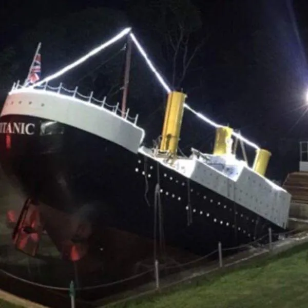 Titanic Park, hotel in Ratchaburi