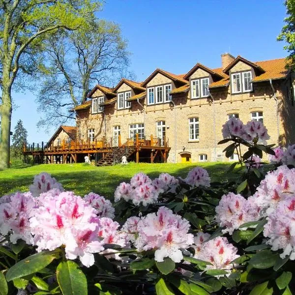 Gut Settin am See - Ferienhäuser, hotel in Crivitz