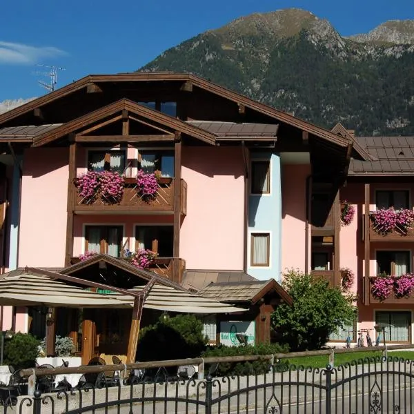 Hotel Quadrifoglio – hotel w mieście Pinzolo