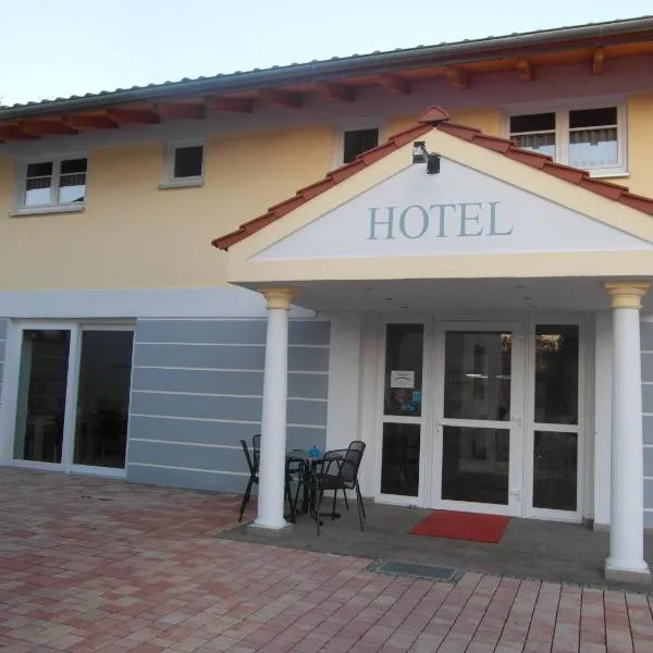 Hotel Am Donaubogen, ξενοδοχείο σε Sarching