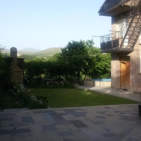 Apricot Tree B&B، فندق في Yeghegnadzor