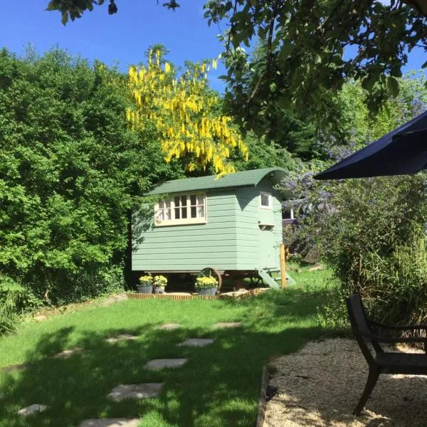 Cherryberry Lodges, hotel in Llanvetherine