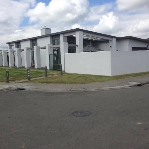 Accommodation in Frimley, hótel í Hastings