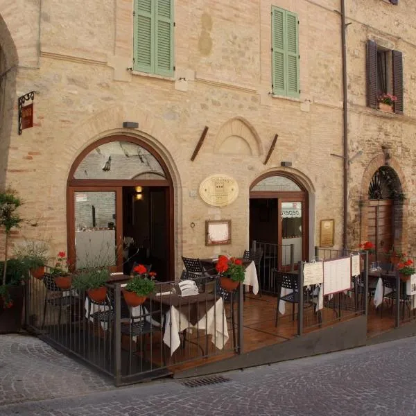 Oro Rosso Hotel Ristorante, hotel Montefalcóban