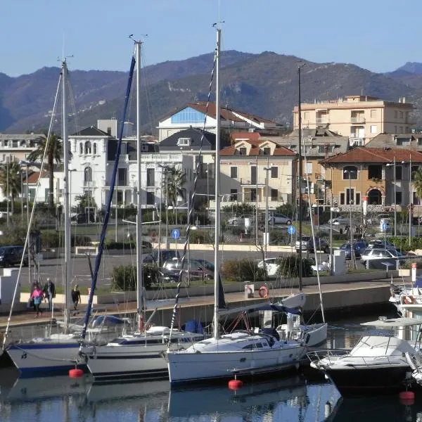 Ca' Nanopulin, Fronte Porto, hotel v mestu Loano