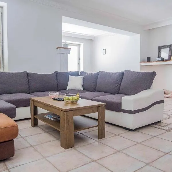Castle Village Apartment, hotel v destinaci Krásnohorské Podhradie
