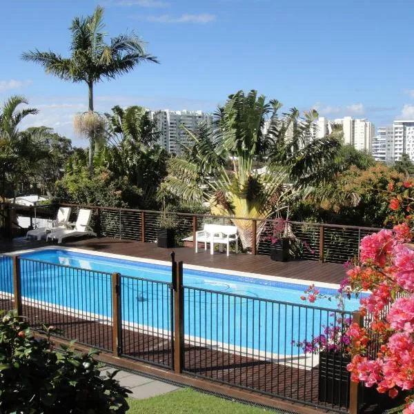 Villa with Views & Pool, viešbutis mieste Hope Island