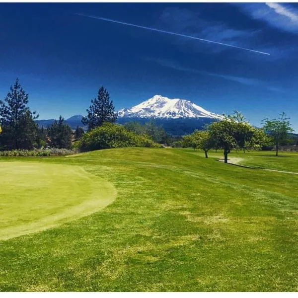 Lake Shastina Golf Resort, hótel í Weed