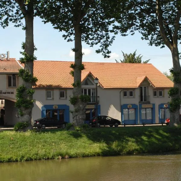 Logis Hôtel Les Pages, hotel u gradu 'Lunéville'