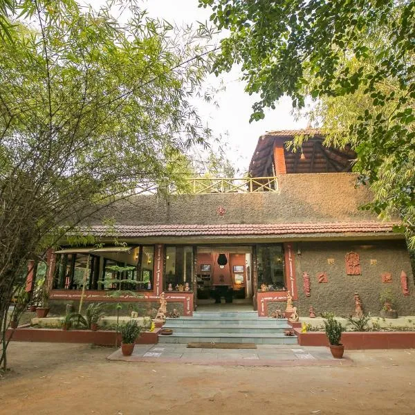 Bandhavgarh Jungle Lodge, hotel in Parāsi